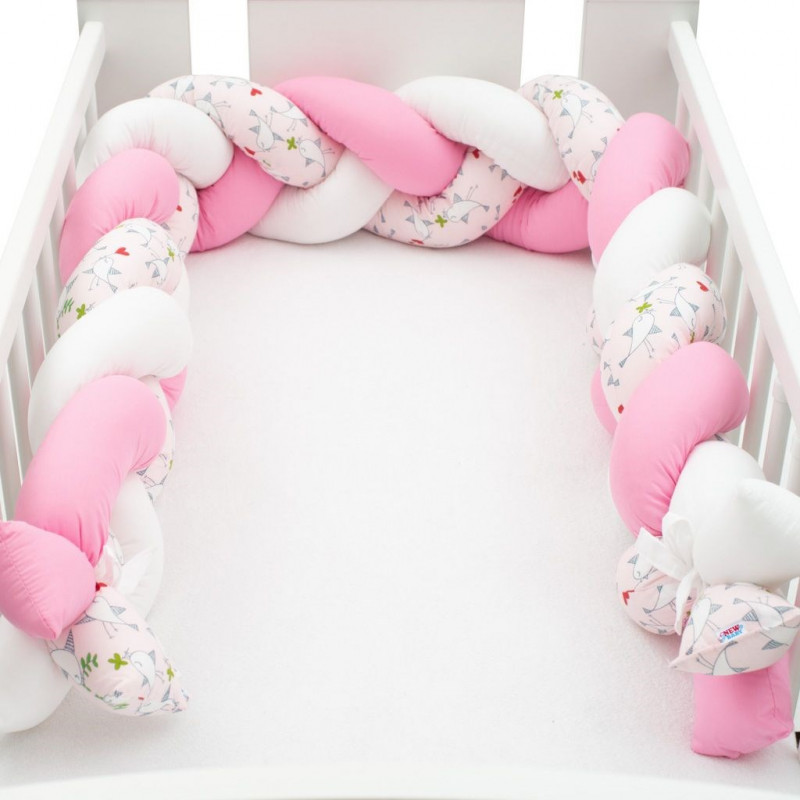 Ochranný mantinel do postieľky vrkoč New Baby Vtáčiky ružovo-biely