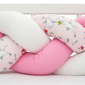 Ochranný mantinel do postieľky vrkoč New Baby Vtáčiky ružovo-biely