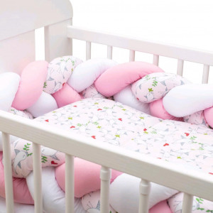 Ochranný mantinel do postieľky vrkoč New Baby Vtáčiky ružovo-biely