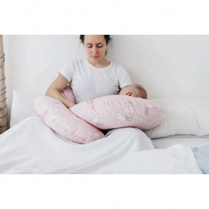 Univerzální kojící polštář ve tvaru C New Baby Pírka růžová