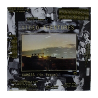 Camera (In Focus) / Camera (Al Riparo)